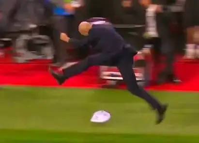 Zidane explose de joie sur le but d’Olise… avant de qualifier sa célébration de « ridicule »