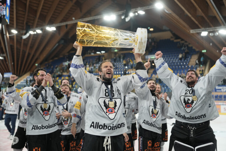 Fribourg Gottéron CHampion de Suisse de Hockey sur Glace Sprunger retraité heureux