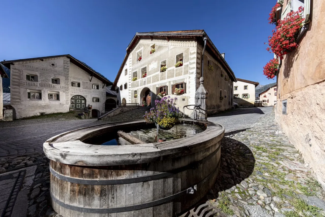 vue du village de Guarda du canton des Grisons