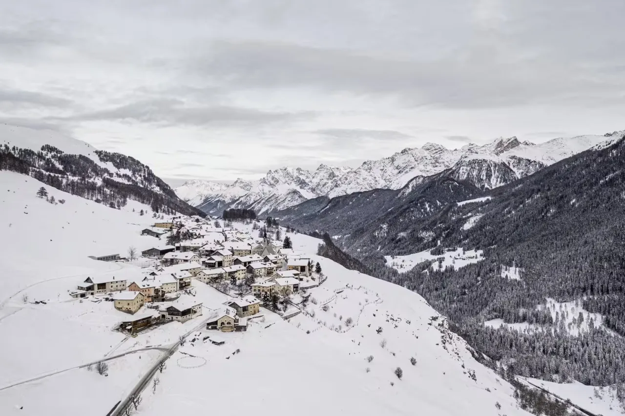 en hiver Guarda Village du canton des Grisons