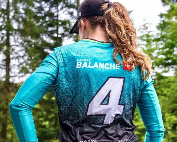 VTT: Portait de Camille Balanche – fantastique N°1 Suisse en descente