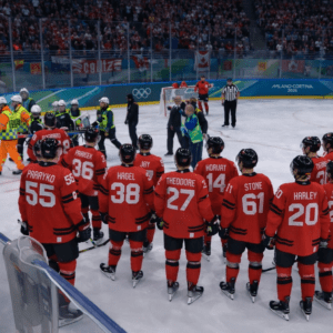 haie d'honnneur des canadiens lors de la sortie de Fiala sur blessure