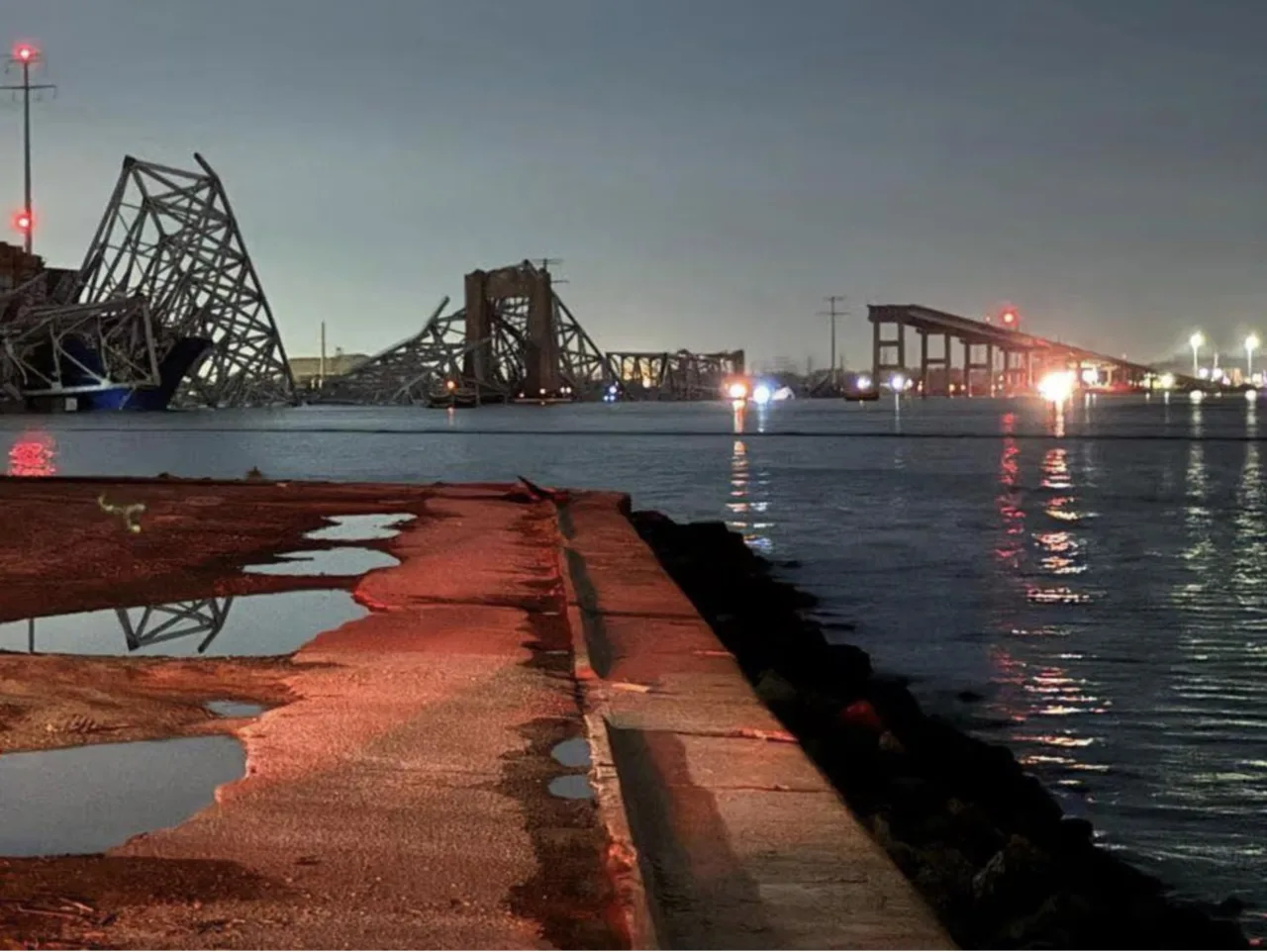 Catastrophe: Collision d'un cargo qui brise un énorme pont américain vers Baltimore. Photos et vidéos.