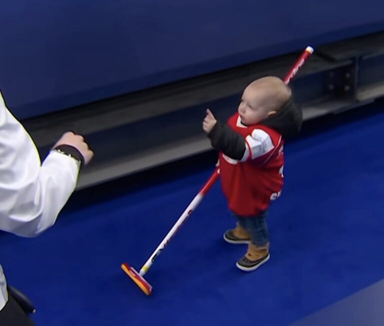 Ce bébé et son balai deviennent la première star virale des JO d’hiver Milano-Cortina 2026