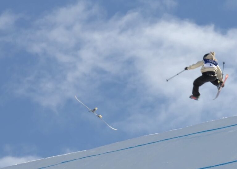 Sarah Hoefflin qui perd un ski en vol