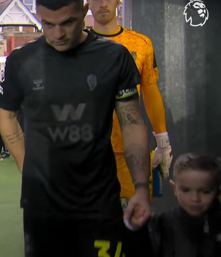 Trop chou: Granit Xhaka propose sa veste à un petit garçon