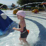 piscine-neuchatel Petite fille dans la pataugeoire de la Piscine du Nid-du-Cro à Neuchâtel