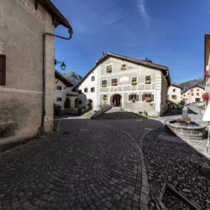 Rue pavée Guarda Village du canton des Grisons