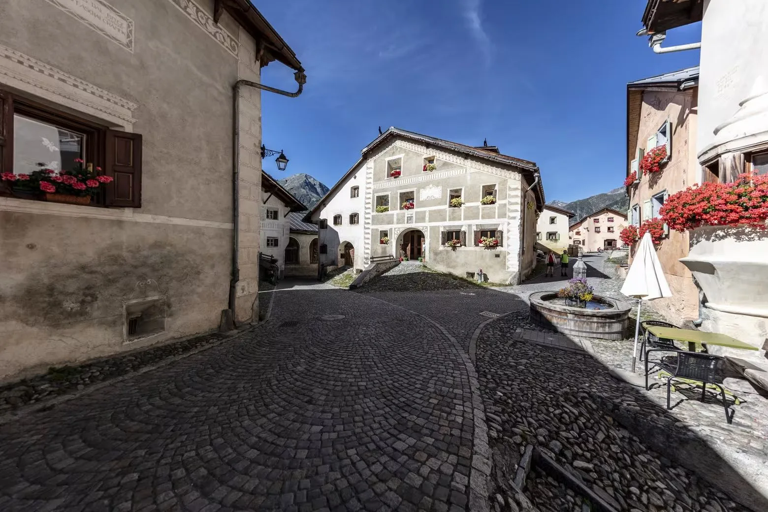 Rue pavée Guarda Village du canton des Grisons